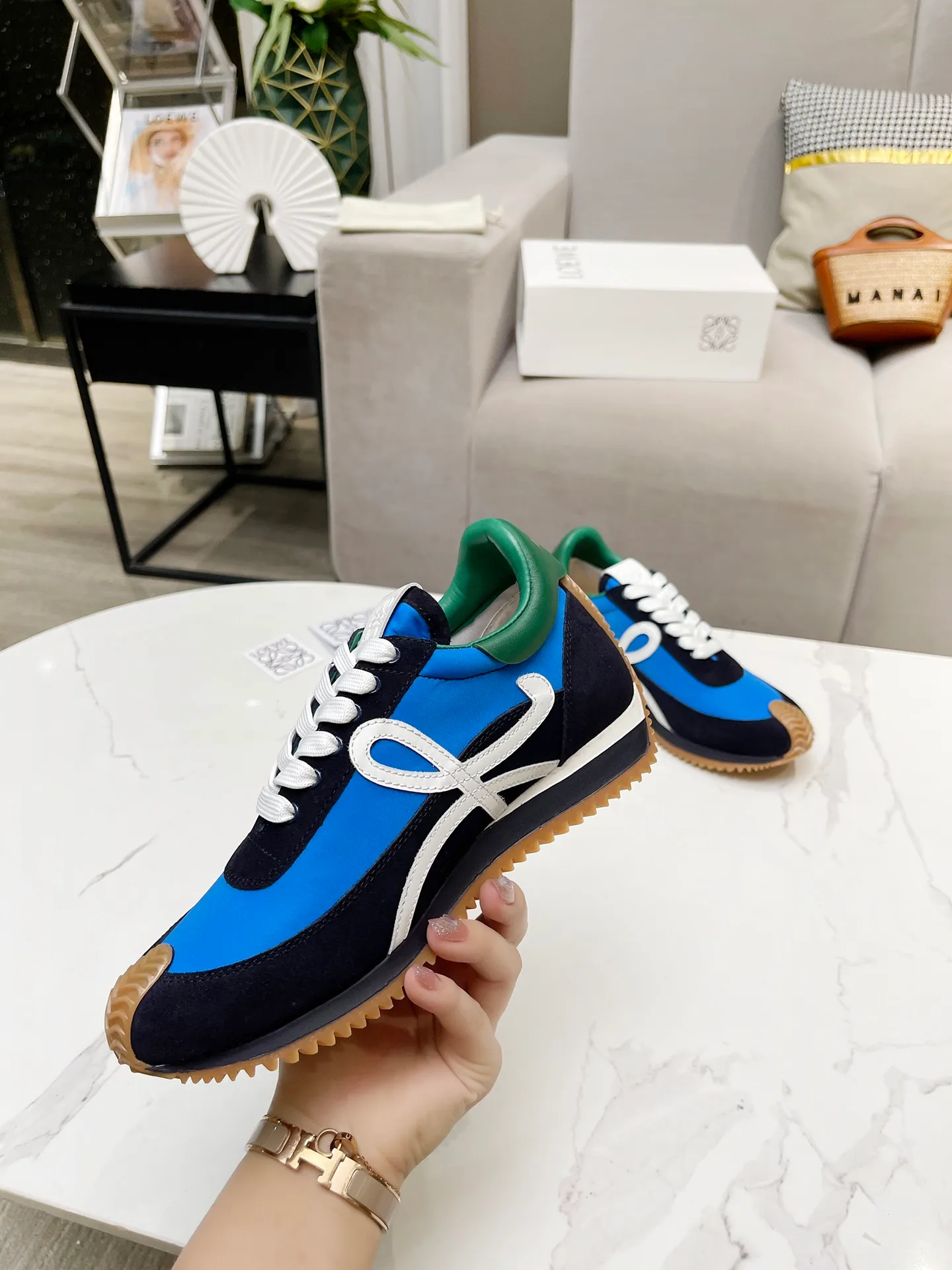 👟👟Ex-factory price 520👟👟 Men's code +10 Women's model: 35--39 (customized code 40 for women), Men's model: 40--44 (customized code 45 for men), 🔥🔥Hot LOEWE 2024 latest inner color block moral training shoes Forrest Gump shoes super good-looking super versatile color block stitching upper Very high-end hidden inner vagina 4cm! The heel has a novel design, is soft and comfortable, and has an exclusive brand logo on the side. It will be rated as the most comfortable sneaker of the year and is a must-have for your shoe cabinet!  The upper is made of special original cowhide + original cloth imported from Australia. The cowhide insole / original private model is exclusively customized with a 1:1 outsole!  Complete set in original packaging.